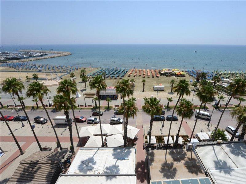 Les Palmiers Beach Boutique Hotel & Luxury Apartments Lárnaca Exterior foto